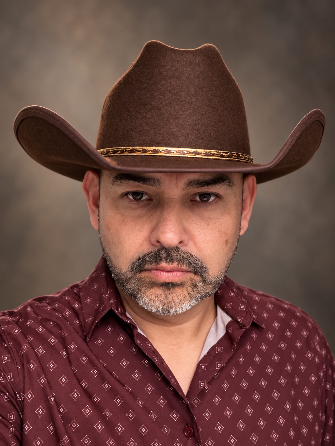 Retrato de M. Gomez con sombrero café