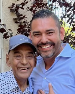 M. Gomez sonríe junto a su padre